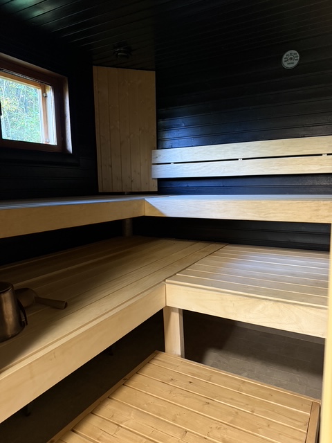 morva-lammenranta-sauna-lauteet-tumma-seina