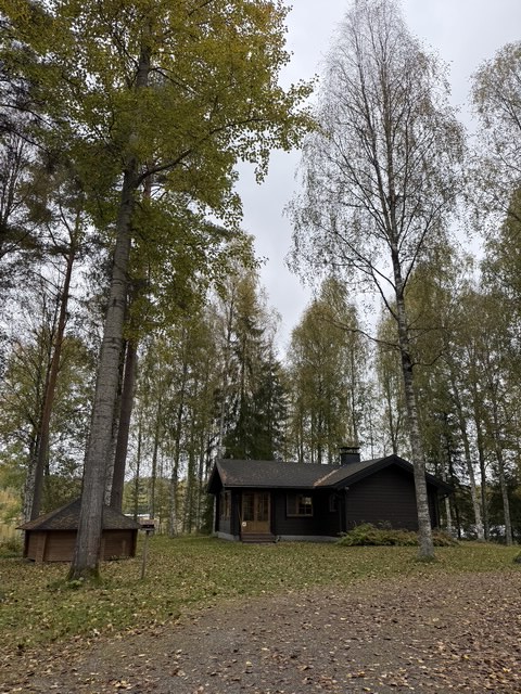 morva-rantamokki-hirsimokki-ulkoa-syksyinen-piha