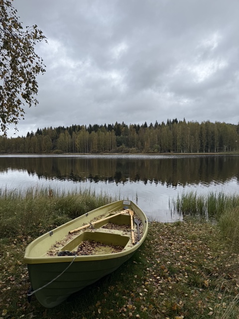 morva-rantamokki-soutuvene-jarven-rannalla